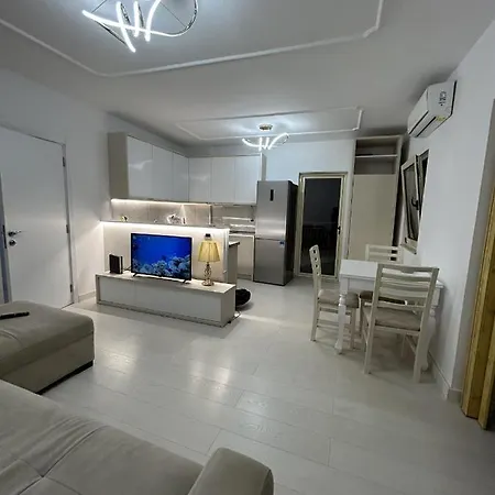 Apartment Center, Selvia White