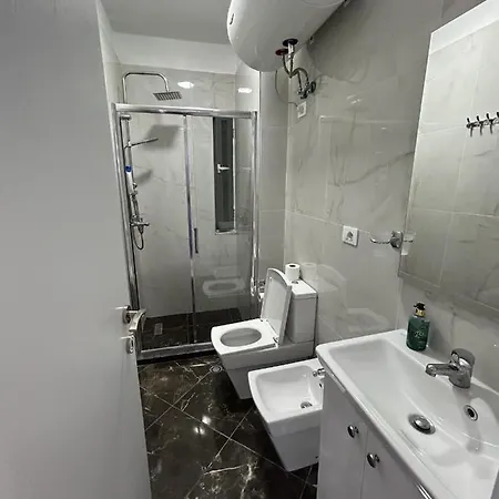 Center, Selvia White טיראנה