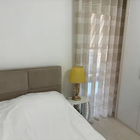 Center, Selvia White טיראנה