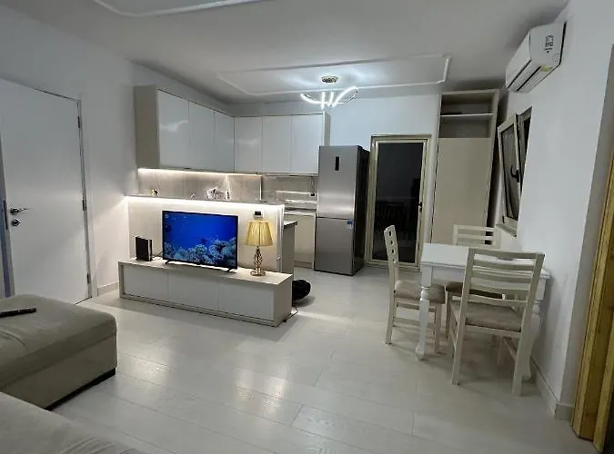 Apartment Center, Selvia White